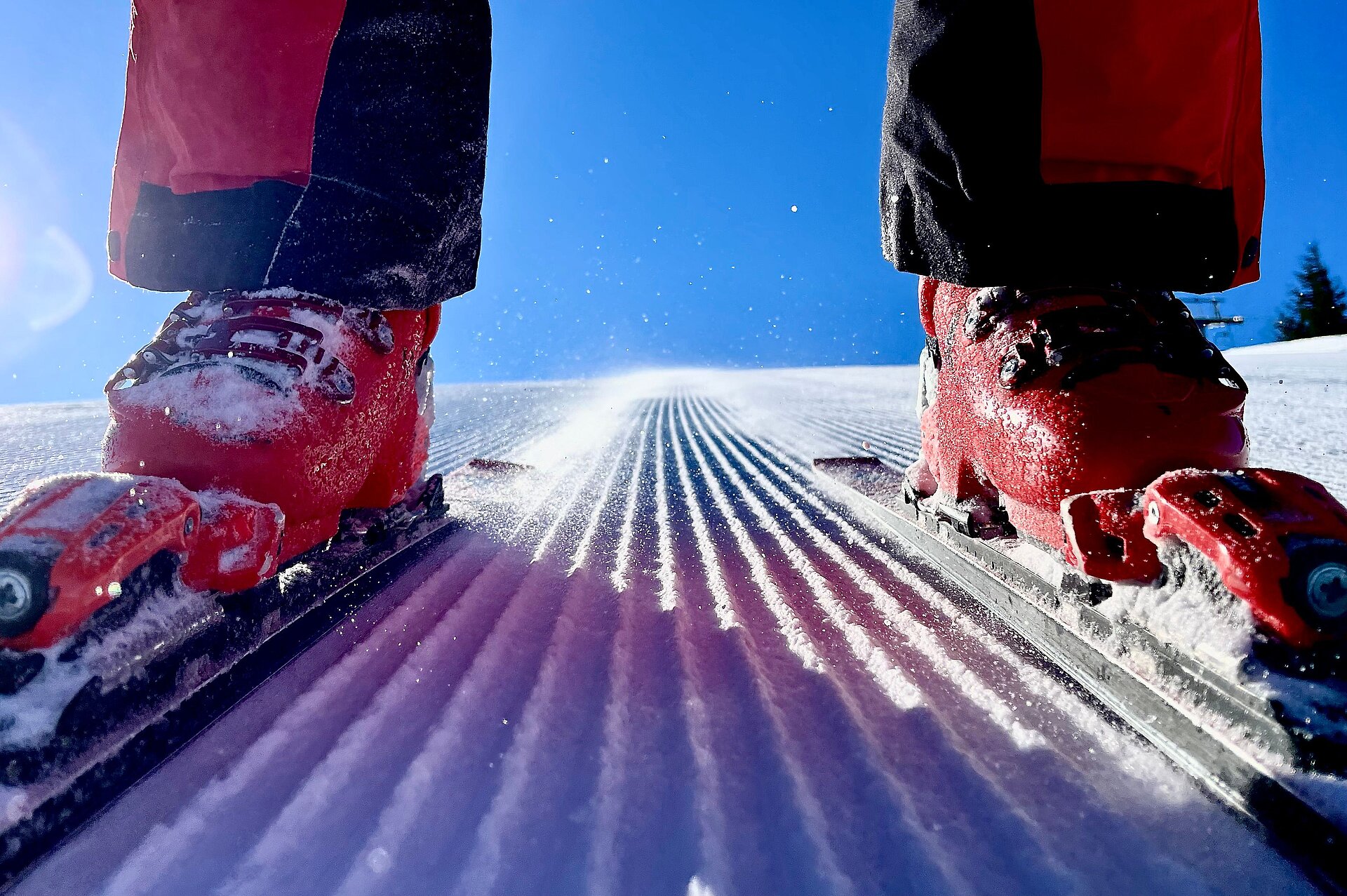 <p>Skifahrer auf frisch präparierter Piste</p>